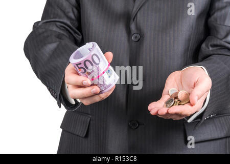 Imprenditore offre del denaro - in una mano un tubo di carta euro e in altri a pochi centesimi di euro, isolato su sfondo bianco Foto Stock