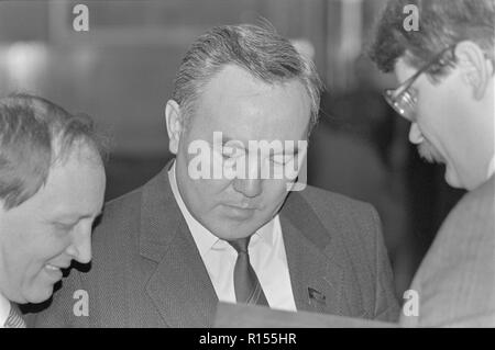 Mosca, URSS - Dicembre 26, 1990: Presidente della SSR kazako Nursultan Nazarbayev Abishevich al IV Congresso dei Deputati del Popolo) dell'URSS Foto Stock