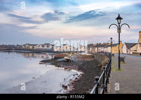 Guardando lungo la strada del porto di Irvine in una fredda giornata Novembers come la marea inizia a venire a. Foto Stock