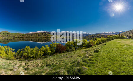 Il lago di Hayes riflettendo Coronet montagne con neve, vicino a Queenstown, Nuova Zelanda Foto Stock