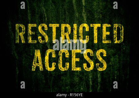 Accesso ristretto cartello di avviso in giallo lettere dipinte su dark grungy calcestruzzo di cemento a parete con MOSS. Segno come concetto per: non inserire la zona, Foto Stock