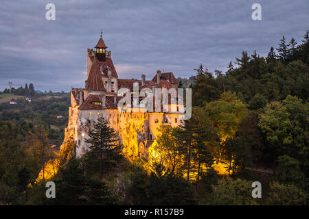Bran, Romania - 27 Settembre 2018: vista notturna del famoso castello medievale di crusca nei Carpazi, Transilvania, Romania. Foto Stock