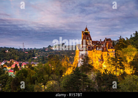 Bran, Romania - 27 Settembre 2018: vista notturna del famoso castello medievale di crusca nei Carpazi, Transilvania, Romania. Foto Stock