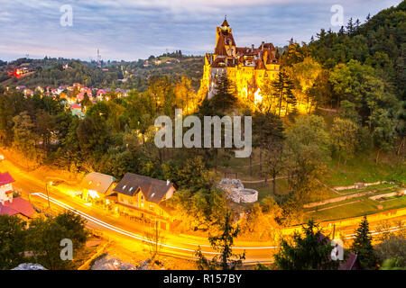 Bran, Romania - 27 Settembre 2018: vista notturna del famoso castello medievale di crusca nei Carpazi, Transilvania, Romania. Foto Stock
