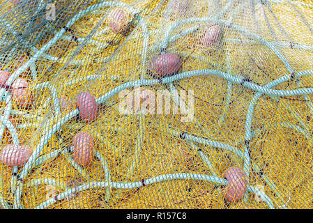 Pesca gialla net essiccamento sulla riva. Vista ravvicinata Foto Stock