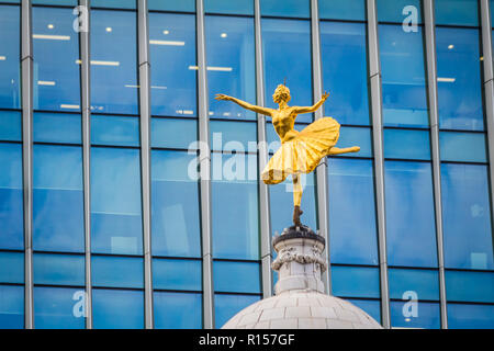 LONDON, Regno Unito - 28 agosto 2018: ballerina statua sulla Victoria Palace Theatre vicino alla stazione Victoria di Londra. Foto Stock