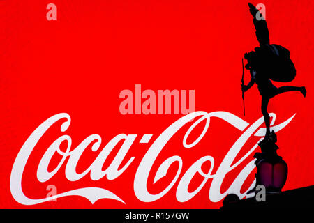 London, Regno Unito - 28 agosto 2018 - silhouette di Cupido statua sulla Piccadilly Circus square, logo Coca-Cola sul messaggio pubblicitario in background Foto Stock