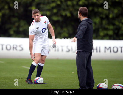 L'Inghilterra del Owen Farrell e Jonny Wilkinson durante la sessione di formazione presso la struttura Pennyhill Park, Bagshot. Foto Stock