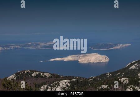 Il nord della costa della Dalmazia dalla montagna di Velebit, guardando l'isola di Rab, Croazia. Foto Stock