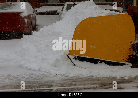 Il trattore rimuove la neve sulla strada di città Foto Stock