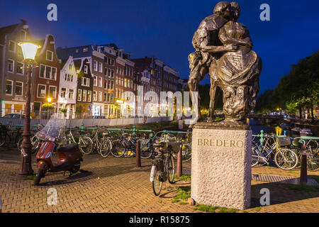 AMSTERDAM, Paesi Bassi - 7 Settembre 2018: il monumento in bronzo a Gerbrand Andiaenszoon Bredero Foto Stock