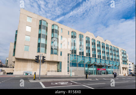 Jurys Inn Brighton Waterfront Hotel sul lungomare di Brighton, East Sussex, Inghilterra, Regno Unito. Foto Stock