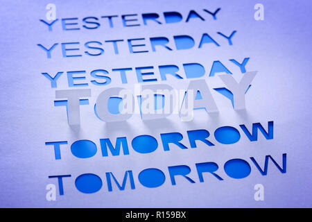 Nella giornata di ieri, di oggi e di domani. Parole fatte di carta. Concetto di immagine. Close up. Foto Stock