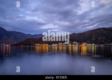 Scena notturna del Lago Kawaguchi in Yamanashi, Giappone Foto Stock