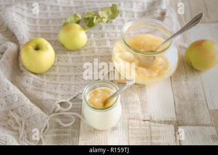 Freschi Fatti in casa la salsa di mele con mele fresche come decorazione Foto Stock