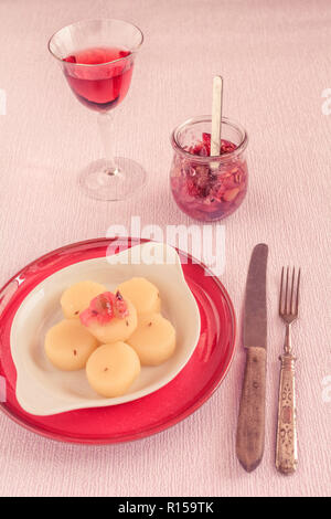 Formaggio di Harz su un vaso di porcellana con un bicchiere di vino e un bicchiere di conserva con uve Foto Stock