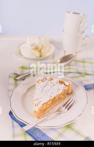 Un pezzo di fatti in casa torta di mele giacenti su una piastra Foto Stock