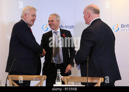 (Da sinistra a destra) Primo Ministro del Galles Carwyn Jones, UK Cabinet Office ministro David Lidington, Chief Minister dell'Isola di Man Howard Quayle presso il British Consiglio irlandese il XXXI Incontro al vertice a Comis Hotel sull'Isola di Man. Foto Stock