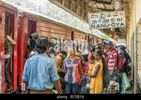 I passeggeri sulla piattaforma della stazione ferroviaria in Ella, Sri Lanka. I treni sono un modo molto economico di viaggiare e di testimonianza di un po' di capodanno Foto Stock