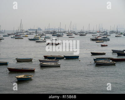 Barche in mare Arabico visto dal Gateway of India, Apollo Bandar, Colaba, Mumbai, Maharashtra, India Foto Stock