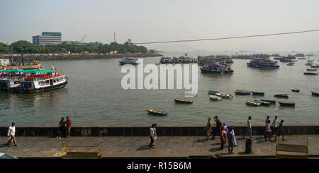 Barche in mare Arabico visto dal Gateway of India, Apollo Bandar, Colaba, Mumbai, Maharashtra, India Foto Stock