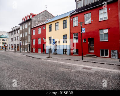 Gli edifici colorati in una strada nel centro di Reykjavik Foto Stock