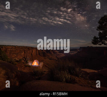 Campeggio sotto le stelle piccola tenda sul bordo del canyon Via Lattea forcella est Shafer Canyon nei pressi di Dead Horse Point State Park Canyonlands Utah STATI UNITI D'AMERICA Foto Stock