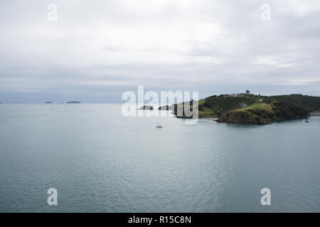 Viste della costa di Isola di Waiheke Auckland Nuova Zelanda su una calma e nebbiosa mattina nuvoloso Foto Stock