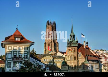 Il municipio e la cattedrale di Friburgo in Svizzera Foto Stock