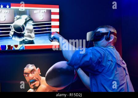 'Dell' esperienza di realtà virtuale boxing al CES (Consumer Electronics Show), il più grande del mondo technology trade show, che si terrà a Las Vegas, Stati Uniti d'America. Foto Stock
