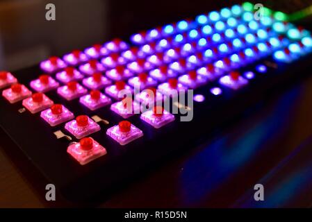 Con retroilluminazione a LED Cherry MX tastiera con basso profilo keyswitches meccanico sul display al CES (Consumer Electronics Show di Las Vegas, NV, Stati Uniti d'America. Foto Stock