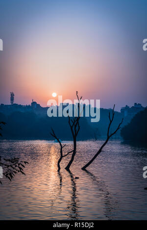 Sun è in aumento a Hauz Khas Lago in autunno Foto Stock