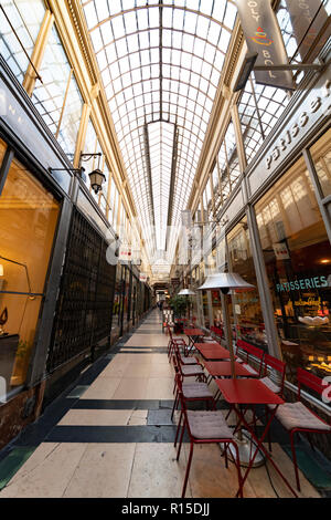 Parigi, 27 octobre 2018 - All'interno de 'passage des Panamas' vecchio tetto passaggio coperto a Parigi dove il vecchio negozio di libri, ristoranti e negozio di souvenir sono Foto Stock