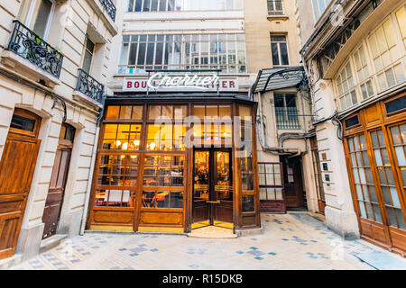 Parigi, 27 Ottobre 2018 - la facciata anteriore della 'Boullon Chartier' ristorante essere elevata in una storia monumento a Parigi dove continua a servire i pasti per Foto Stock