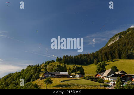 Parapendio nel sole del tardo pomeriggio Col de la Forclaz sopra il lago di Annecy Francia Foto Stock