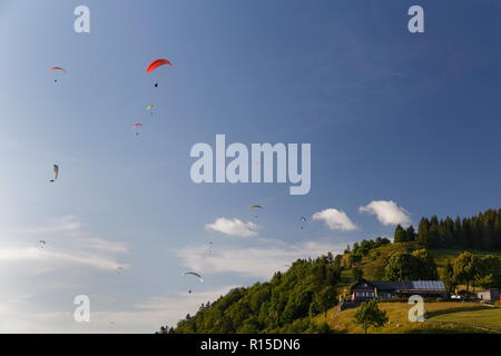 Parapendio nel sole del tardo pomeriggio Col de la Forclaz sopra il lago di Annecy Francia Foto Stock