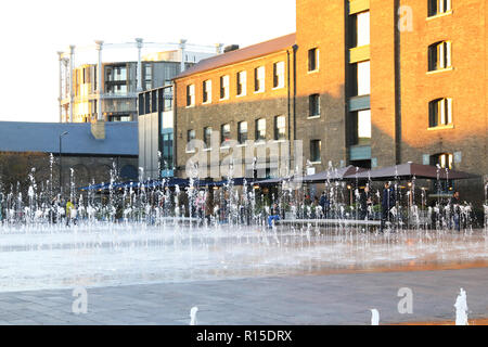 Le fontane in Piazza Granaio, davanti a St Martin's College of Art, su una soleggiata giornata autunnale, a Kings Cross, London, Regno Unito Foto Stock