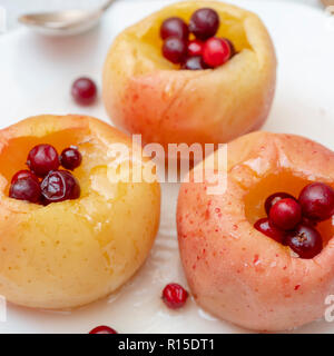 Mele cotte con frutti di bosco. Foto Stock