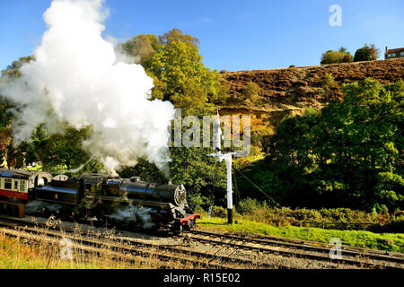 Treno a vapore lasciando Goathland sulla North Yorkshire Moors Railway. Foto Stock