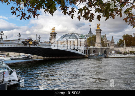 Il Pont Alexandre III oltre la Senna è un deck ponte di arco che si estende oltre la Senna a Parigi. Esso collega il quartiere degli Champs-Élysées con quelle di Foto Stock