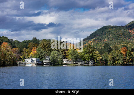 Case di fronte lago sul lago di Dunmore, Salisbury, Vermont, USA. Foto Stock
