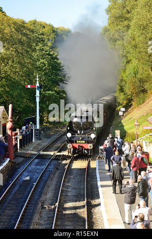 Treno a vapore che arriva alla stazione di Goathland, trasportato visitando la Battaglia di Gran Bretagna classe n. 34081 '92 Squadron' 29th settembre 2018. Foto Stock