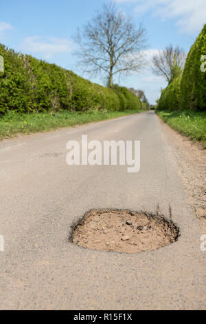 Grandi buche nella strada di campagna Foto Stock