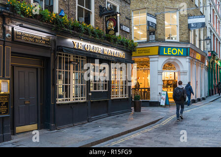 Ye Olde Watling pub di Watling Street, City of London, England, Regno Unito Foto Stock