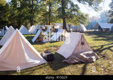 Famiglia MCCONNELLS, SC (USA) - 3 Novembre 2018: una guerra civile accampamento militare ricreata durante una battaglia presso la rievocazione storica Brattonsville. Foto Stock