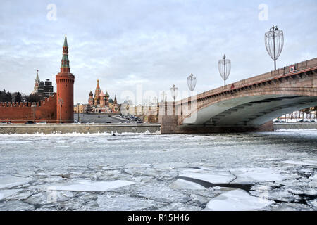 Gelido fiume Moskva e attrazioni di Mosca Foto Stock