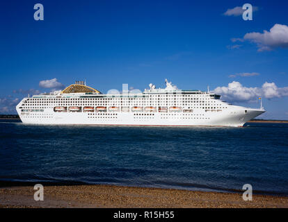 Inghilterra, Hampshire, Calshot, la nave da crociera Oceana lasciando le acque di Southampton visto da Calshot. Foto Stock