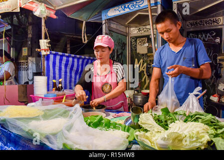 Notte del mercato alimentare, Pai Walking Street . Pai, Thailandia del Nord Foto Stock