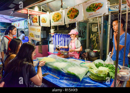 Notte del mercato alimentare, Pai Walking Street . Pai, Thailandia del Nord Foto Stock