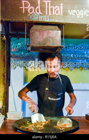 Notte del mercato alimentare, Pai Walking Street . Pai, Thailandia del Nord Foto Stock